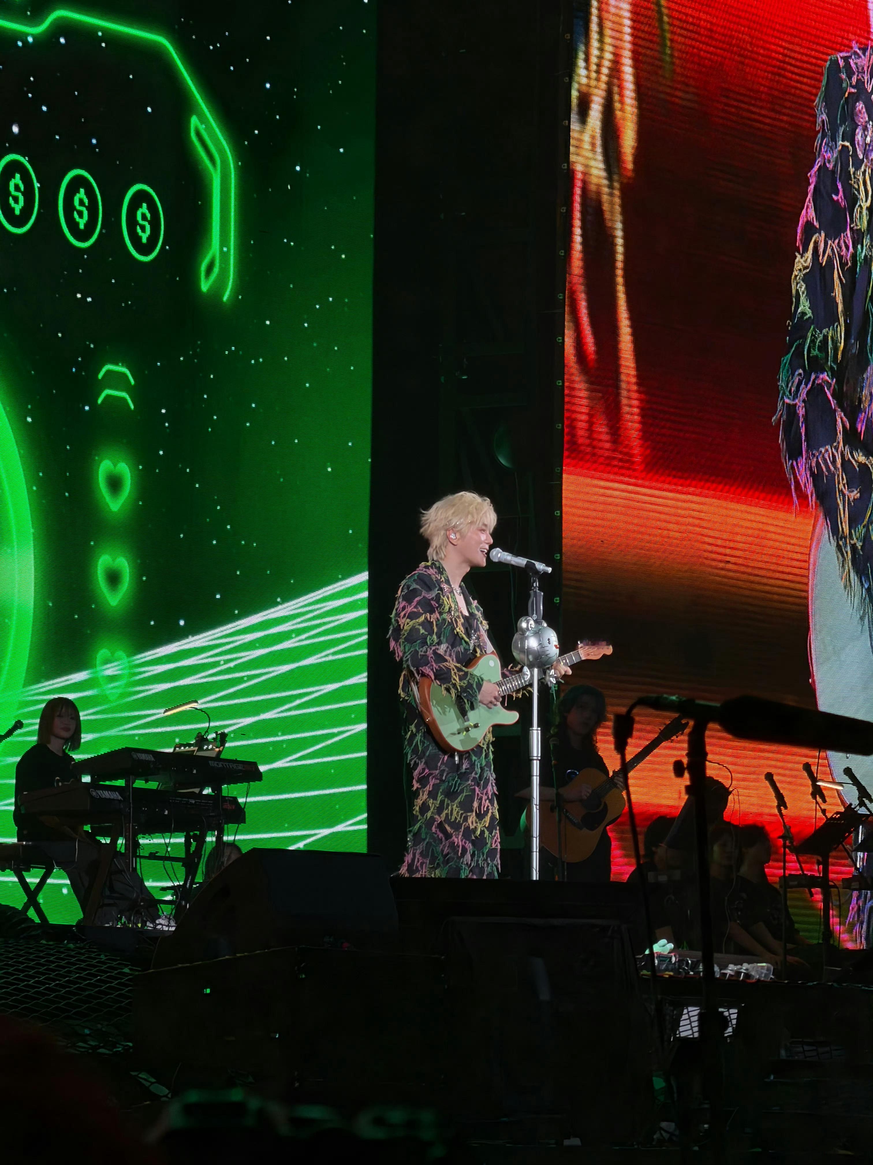 陆虎人到40染白毛 染完白毛第一件事就是在演唱会玩梗，“白毛浮绿水”也太好笑了！