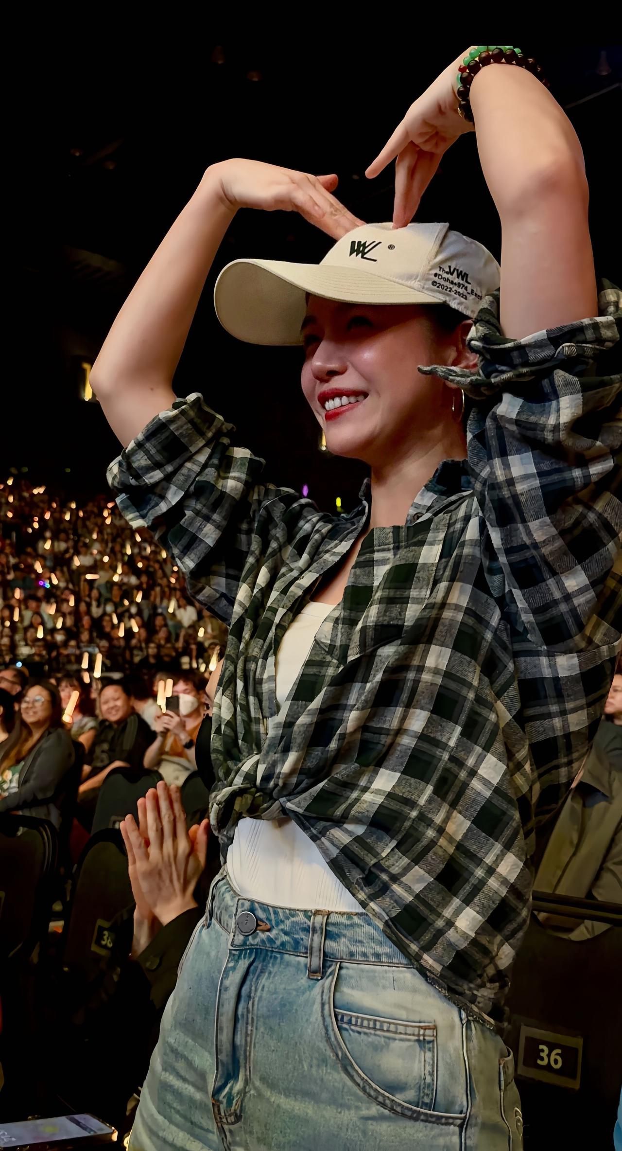 陈妍希坐轮椅看杨丞琳演唱会。

杨丞琳演唱会2025香港站，5月5日，陈妍希现身