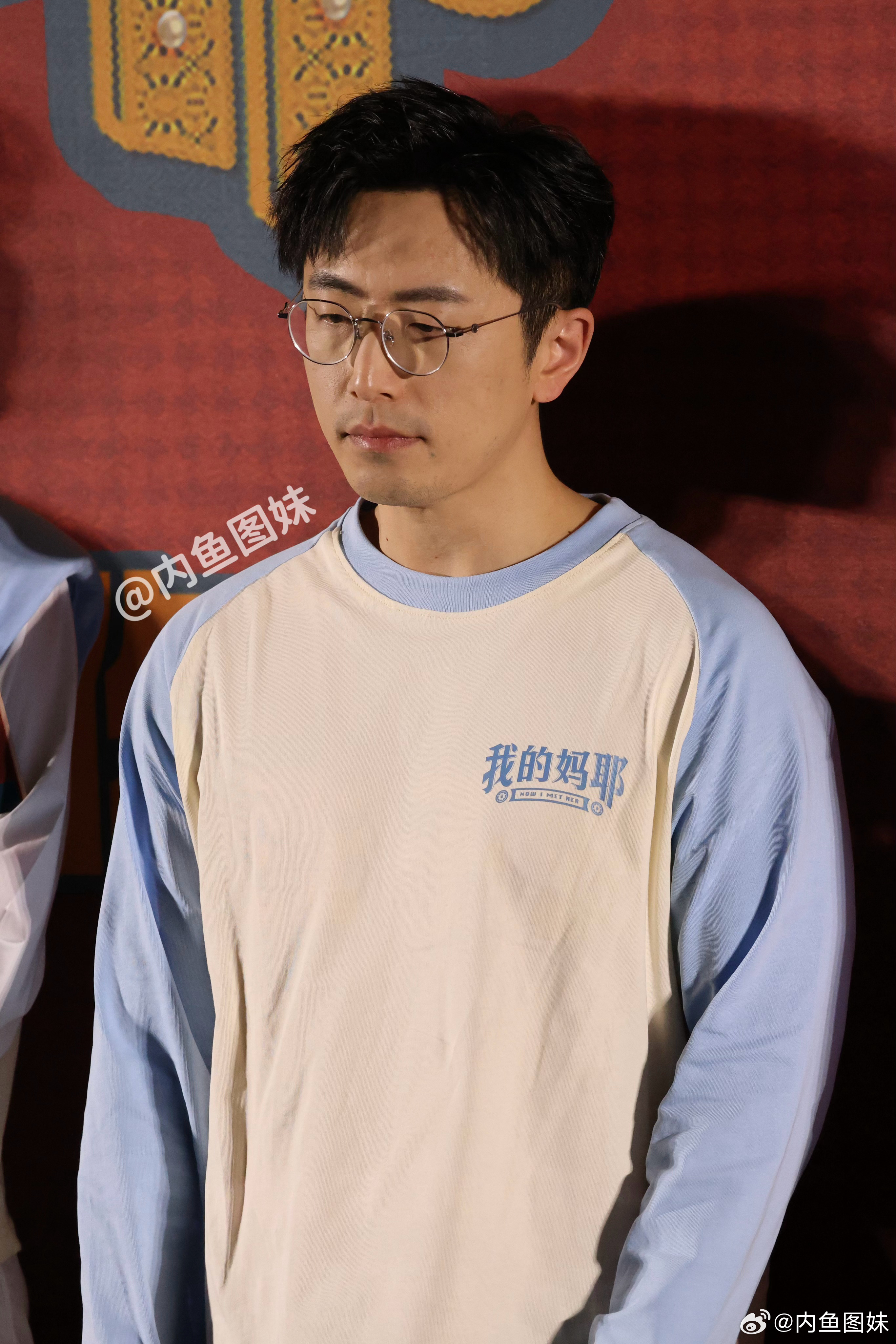 白客  化妆师扣鸡腿，眉毛没给哥化好！电影我的妈耶