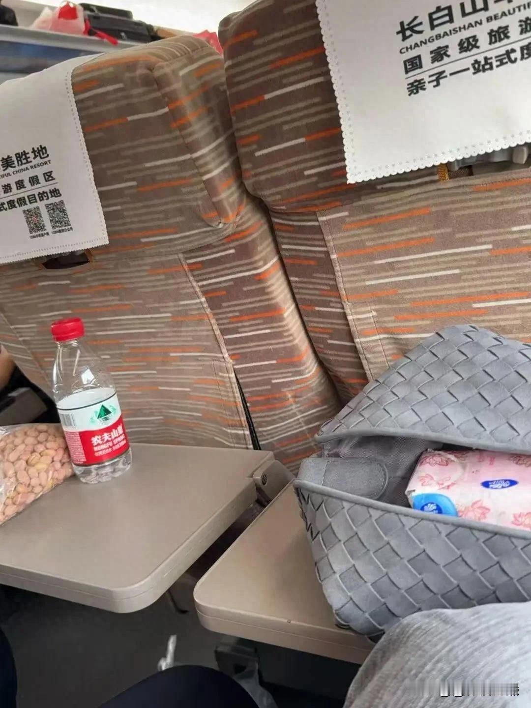 近日，一女子在乘坐高铁时，突然闻到一阵浓烈刺鼻的白酒味，她转头一看，发现是邻座的