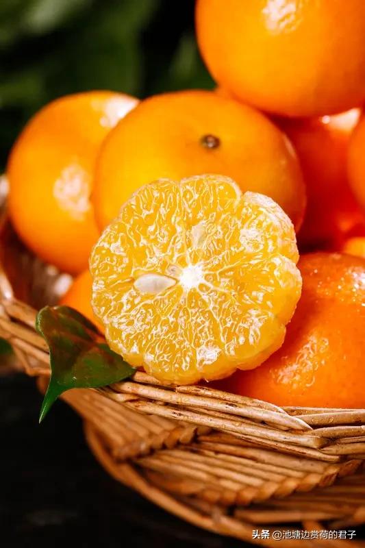 沃柑必须是我最喜欢的水果之一！一般11、12月就能吃到新鲜沃柑。它和普通橘子不同