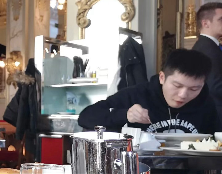 乒颜一  嚼嚼嚼…😋好想看振东来一场淋漓尽致的吃播呀看着特别下饭樊振东