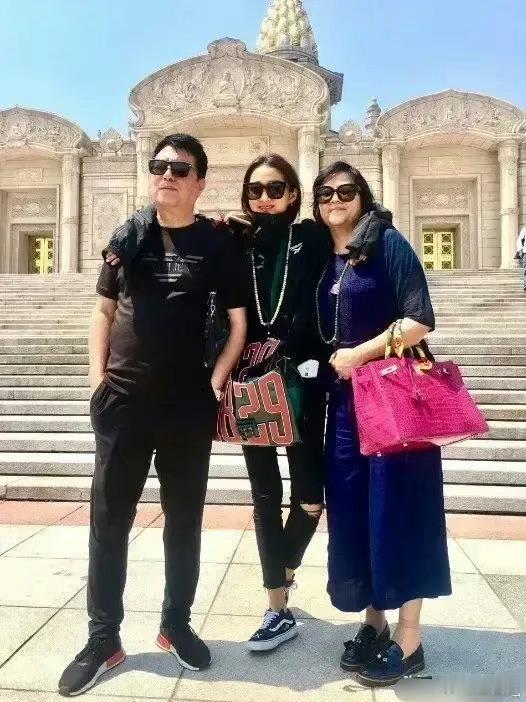 关晓彤开挂的人生她的爷爷是北京琴书的创始人，家里有钱有背景，长得漂亮身材好，顶流