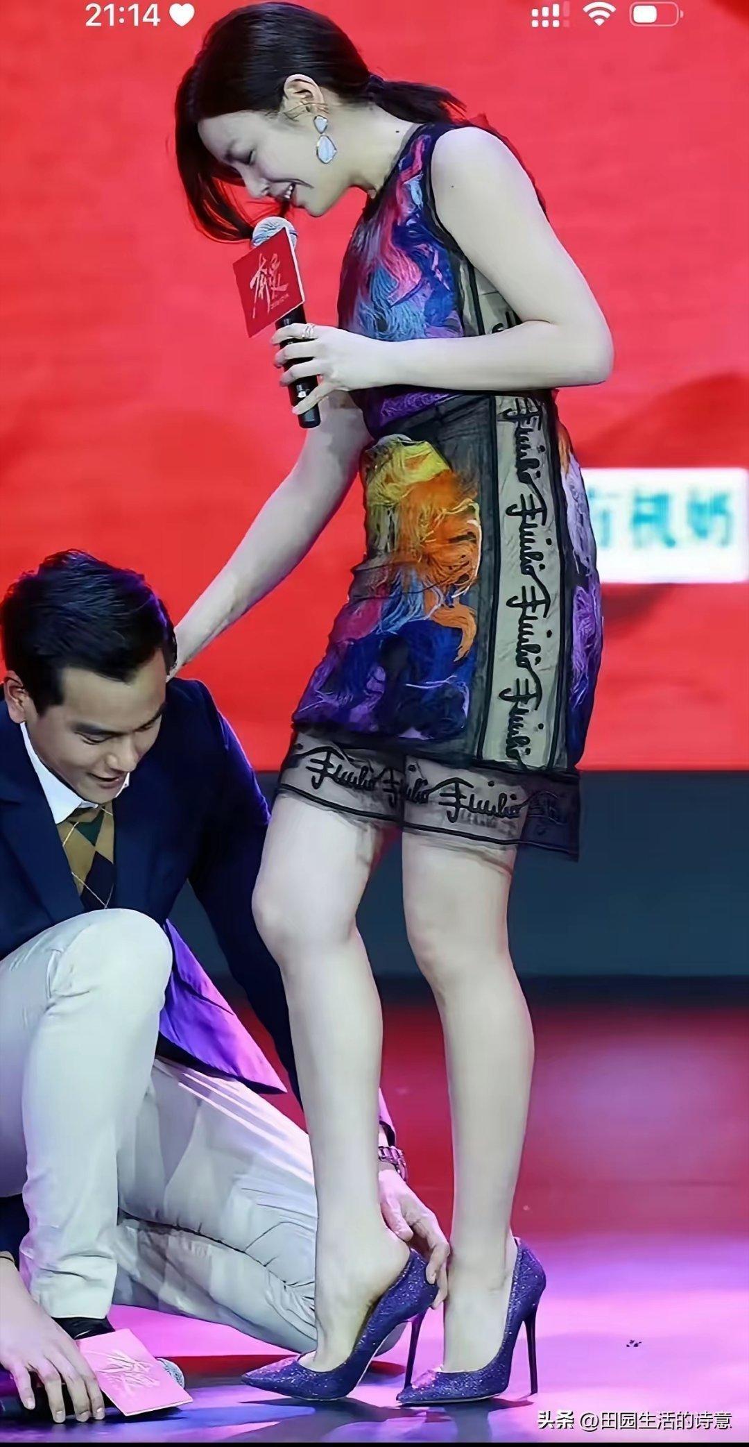 陈晓这下慌了吧！陈妍希星光大赏，站她后面的陈靖可，眼神就没离开过她，连旁边的颖儿