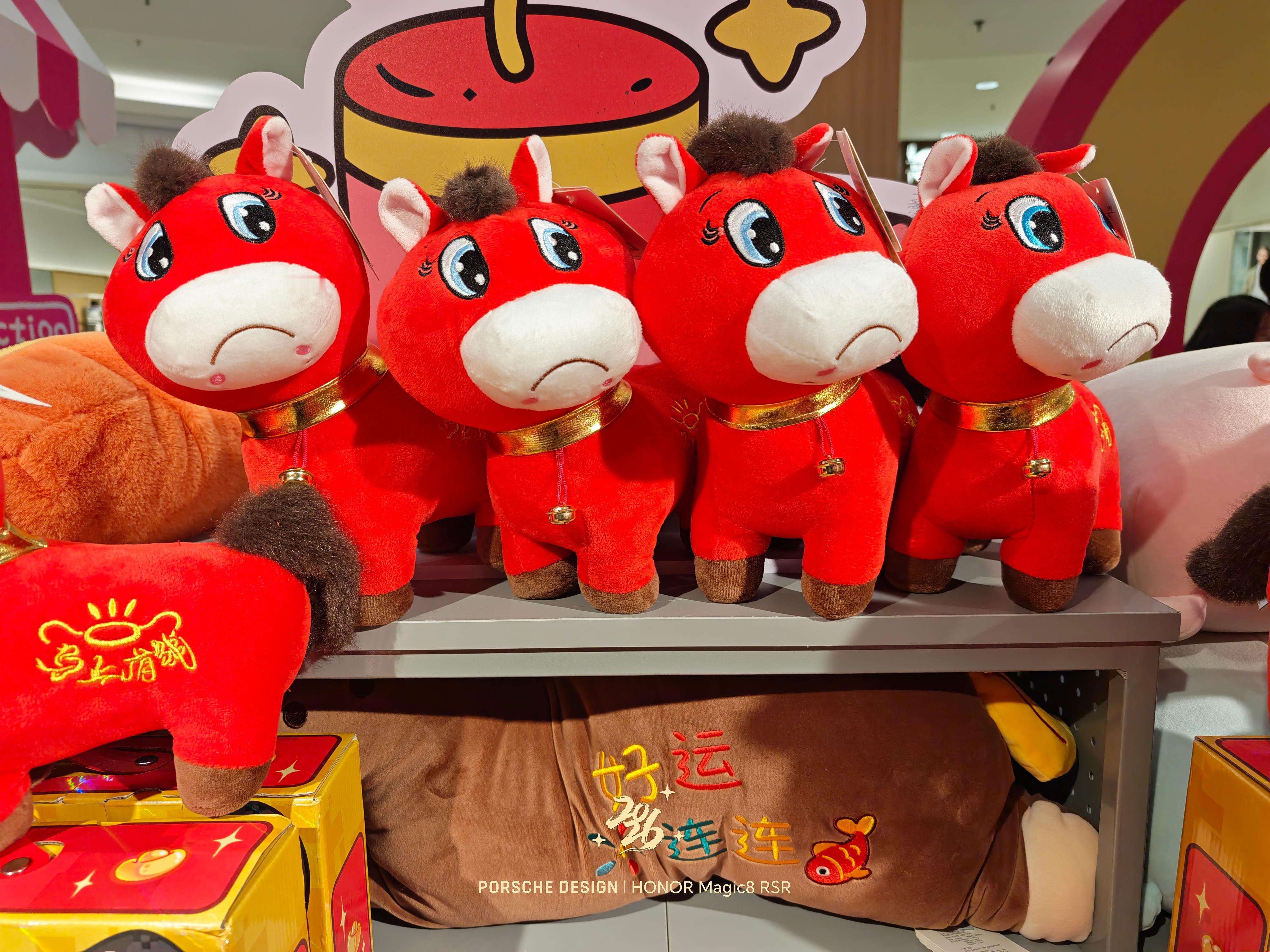 委屈的小马，好像是因为当初制作的时候嘴巴给贴反了，笑脸变成哭脸，反而意外走红了，