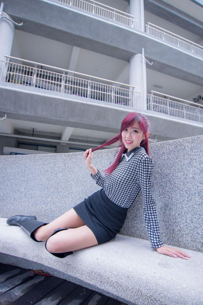 元气少女，红发飘逸，时尚穿搭，都市街拍