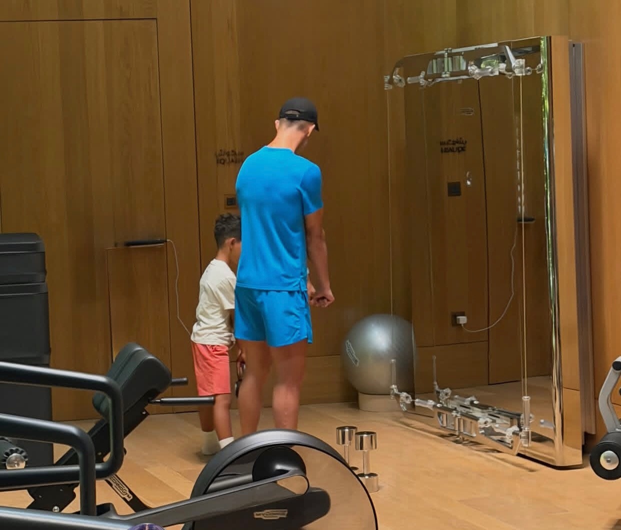 👨🏻：儿，少照镜子，多锻炼 