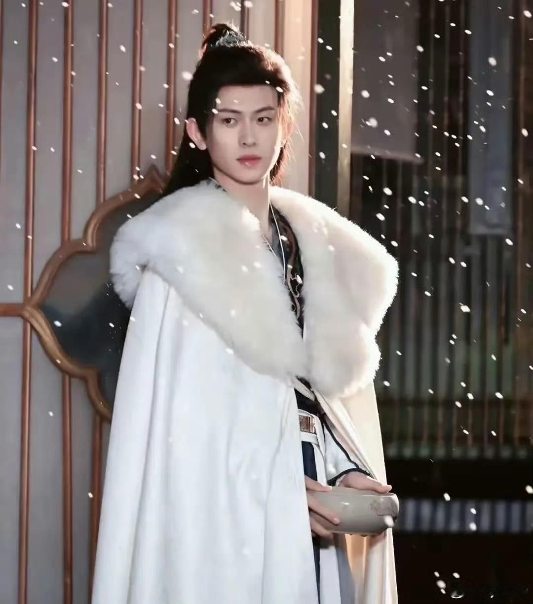 短剧离了陈添祥谁还拿我当小孩 蔷薇花谢即归来里红衣似火的陈添祥，眼尾那点红痣就像