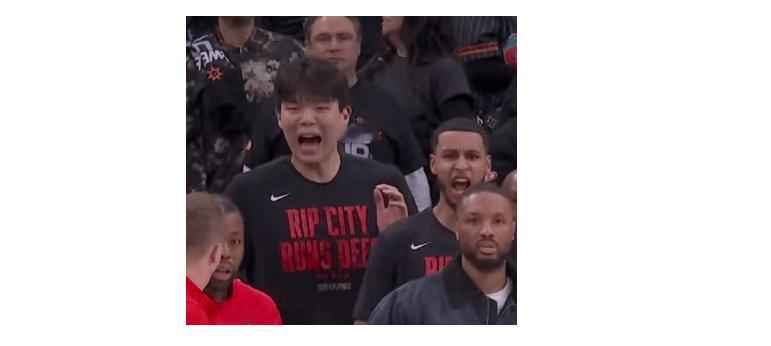 NBA季后赛打得正激烈，开拓者去客场挑战马刺。双方打了四节，最后开拓者以106比