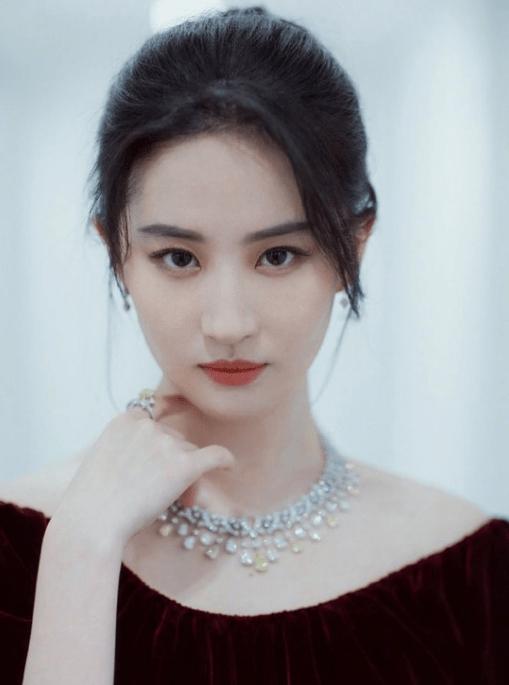   6月28日，据韩媒报道，韩国女演员裴秀智（《安娜》）、中国女演员刘亦菲（《梦