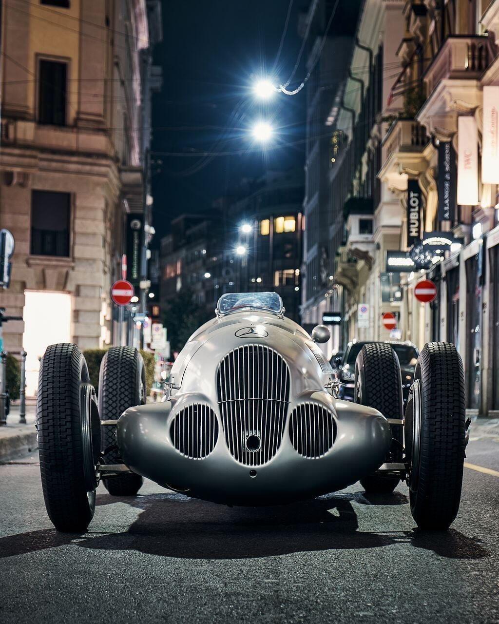 【奔驰 W125 —银箭之巅】1930年代的欧洲，赛车不再是贵族的消遣游戏，而是