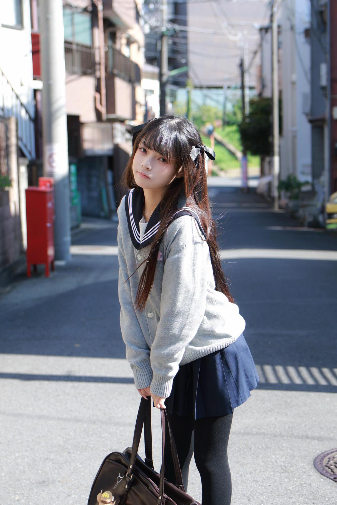 日系少女穿搭｜浅灰开衫+深蓝百褶裙，秋冬氛围感这不就来了！