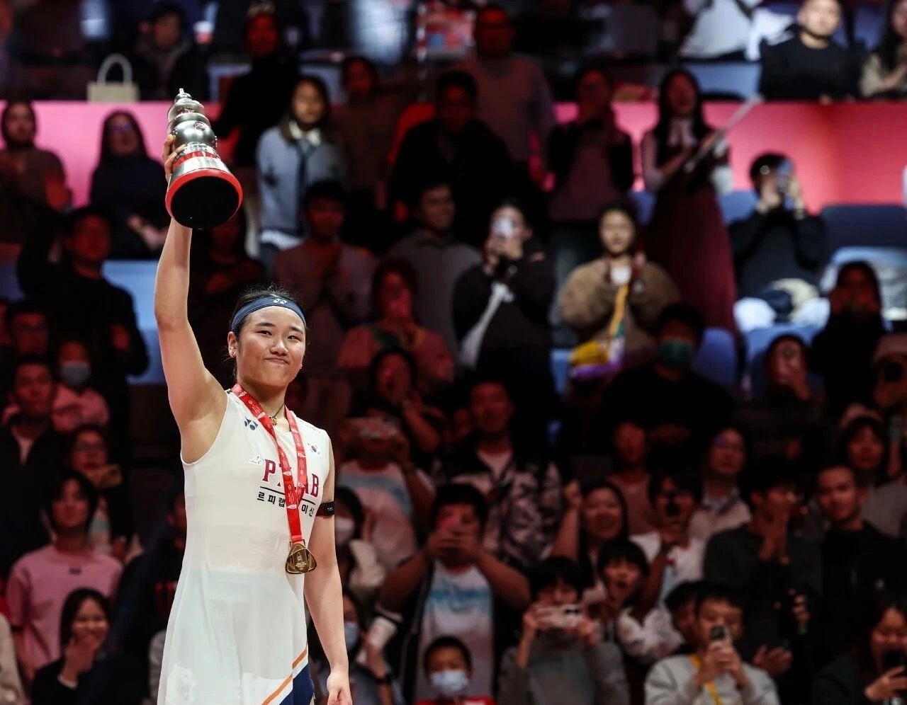 安洗莹打出超强赛季安洗莹2025赛季堪称羽坛“现象级统治”：11冠、73胜4负、