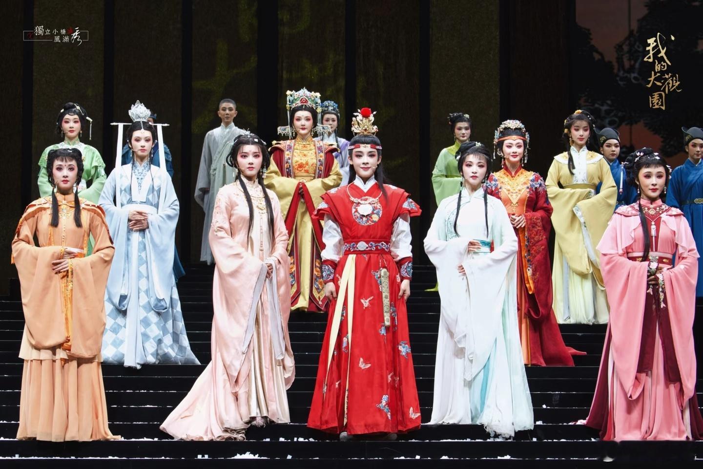第一次见西湖龙井型的春晚 越剧春晚的舞美真的太懂审美！清润通透、温润如玉，像一杯
