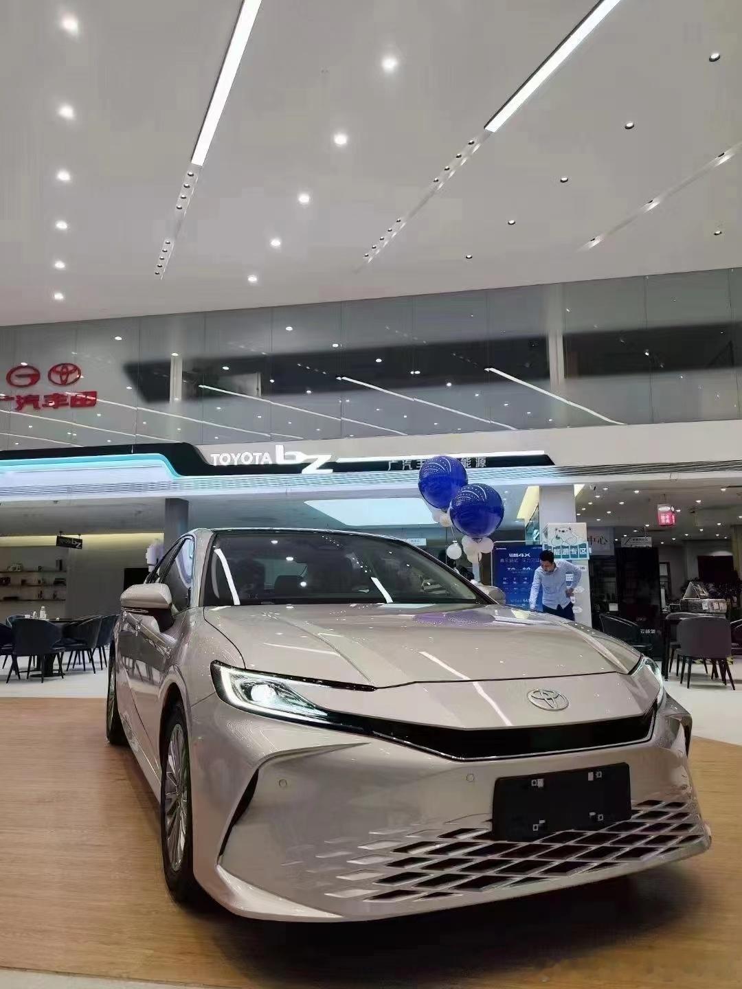 看到群友发的一张图新凯美瑞错的杠皮真的一言难尽交叉菱格做的过密/假镂空都是标准的