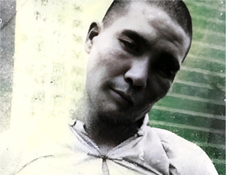 1950年，一名菜贩子的河南口音引起了买菜大妈叶兰英的注意，随后叶兰英转身就给公