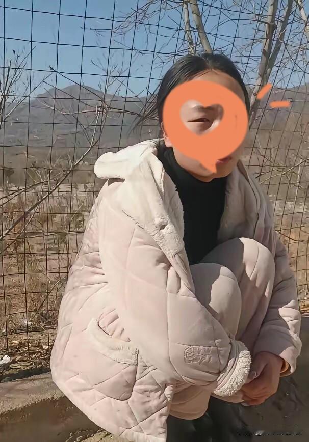 从这爬中灵山的女人一系列的表现：匆匆忙忙登山，穿睡裤，赤脚踩雪，对丈夫说很恐惧而