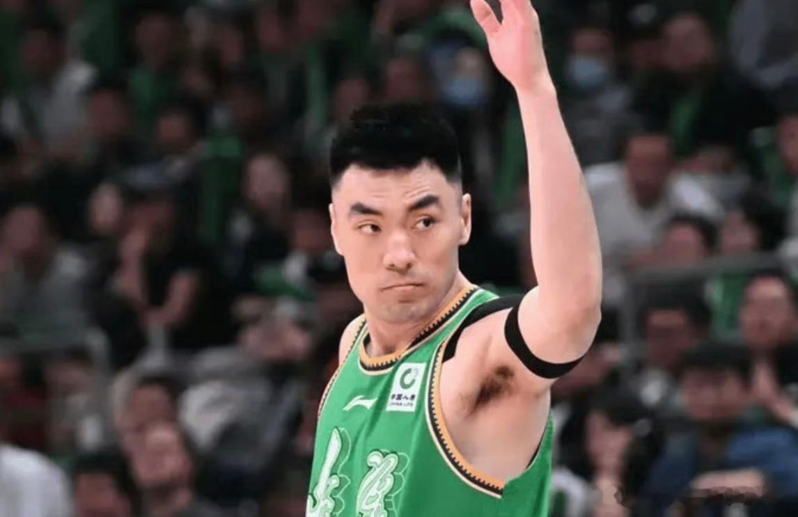 时隔14年无缘八强，辽宁男篮大比分不敌山东，李晓旭宣布退役王朝落幕，人心苍凉。辽