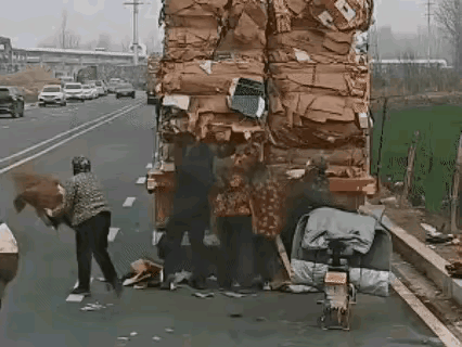 现在有些老人，确实越来越不像话了，一台装纸壳的车辆停在路边，结果就被这些老头老太