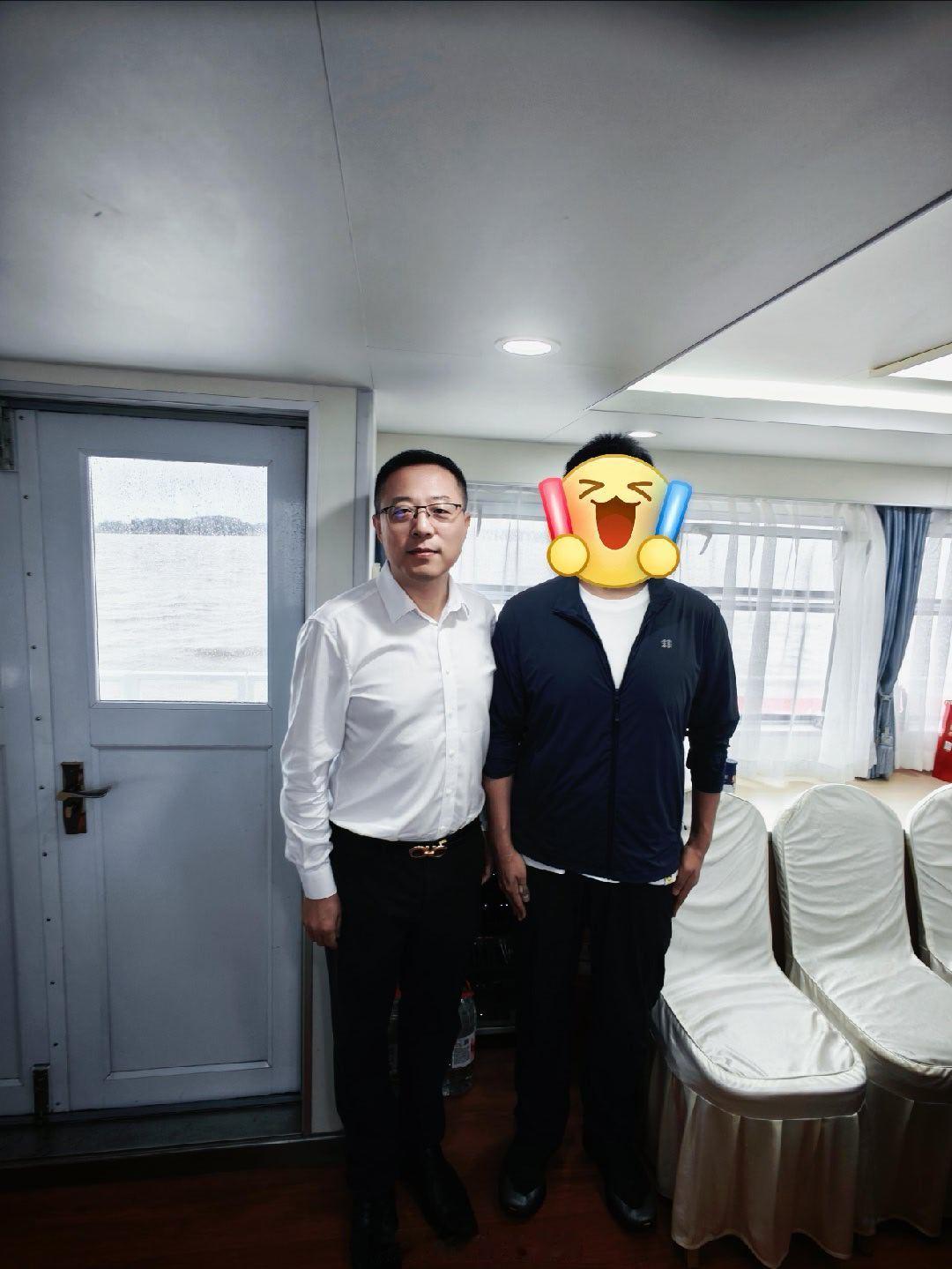 网友在社交平台上分享接待赵立坚副司长的照片赵立坚