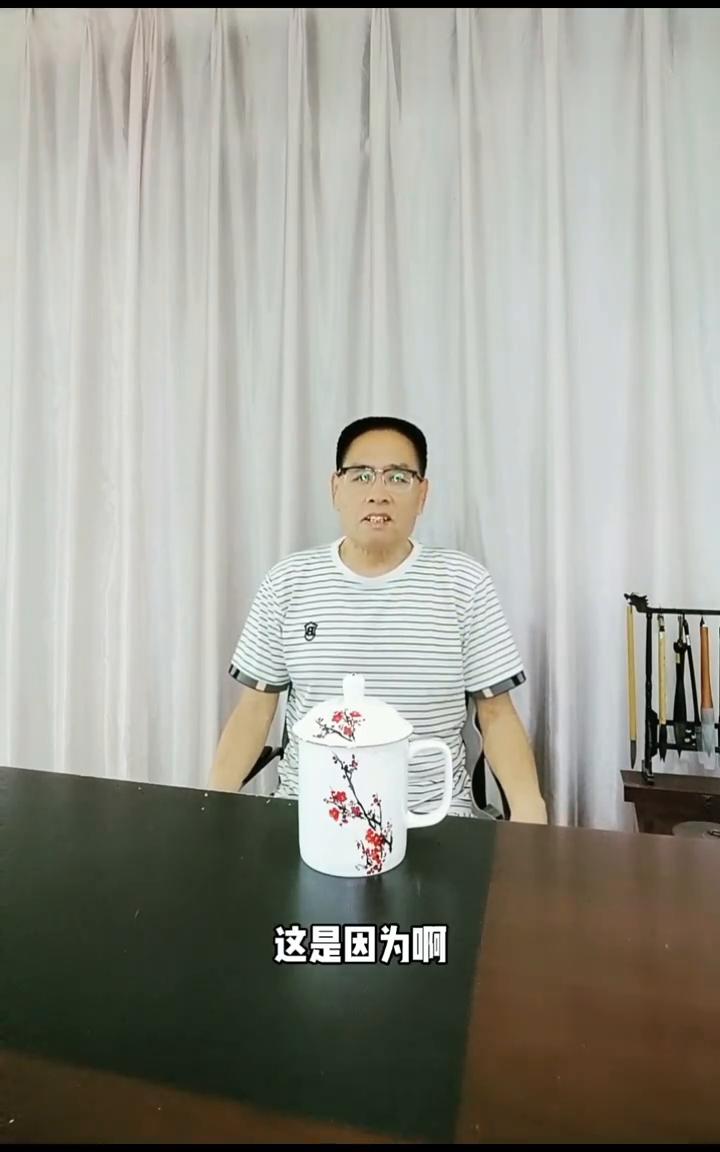 讨好、察颜观色。
在压抑、争吵、暴力的环境下长大的人，他们的内心会比较敏感自卑，