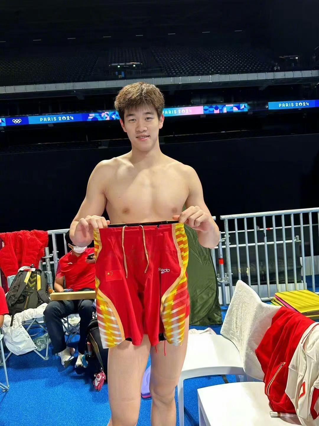 潘展乐签名真有一套，哈哈真的是直男一枚 ​​​