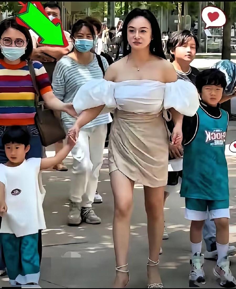 儿子当场吐槽："妈，​下次穿朴素点行吗？"估计儿子也被同学笑话！
冉莹颖去开家长