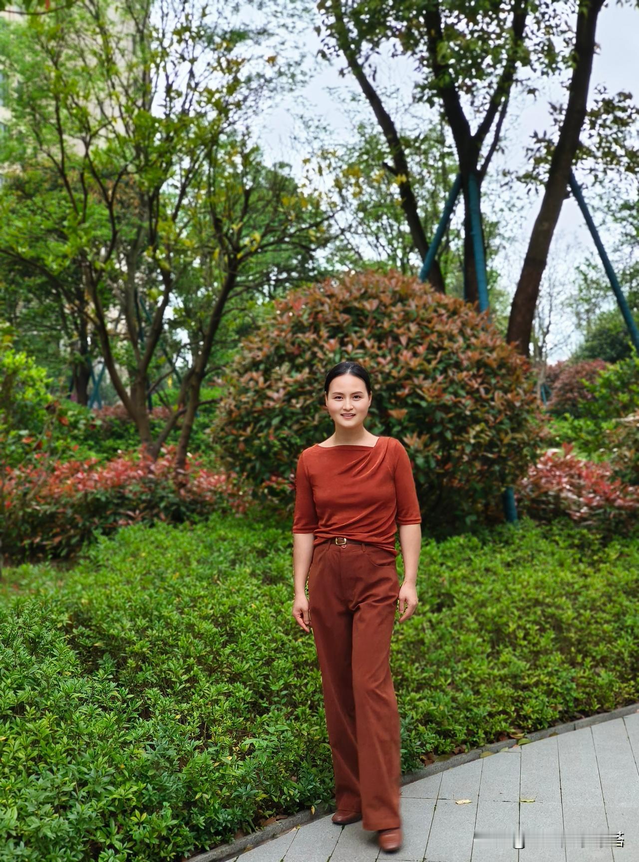 你穿的不是衣服，是你对自己的标准

很多人总把穿衣当成一件“表面小事”：
舒服就