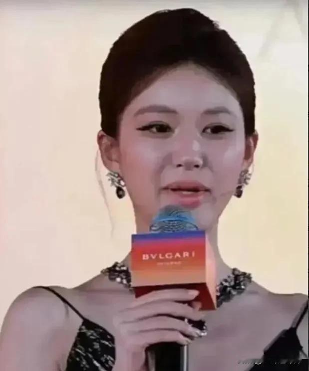 原来赵露思是被她朋友给坑了！其实赵露思之前长得偏可爱，有婴儿肥，但是五官又带点媚