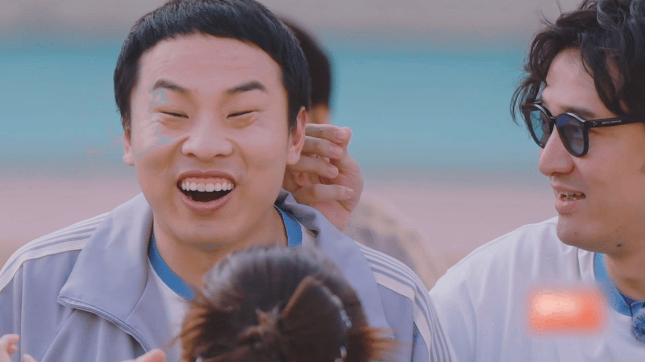 王传君把徐志胜一撮毛扯下来了随橙想呢，反耳让王传君真扯下来一撮头发，感觉徐志胜回