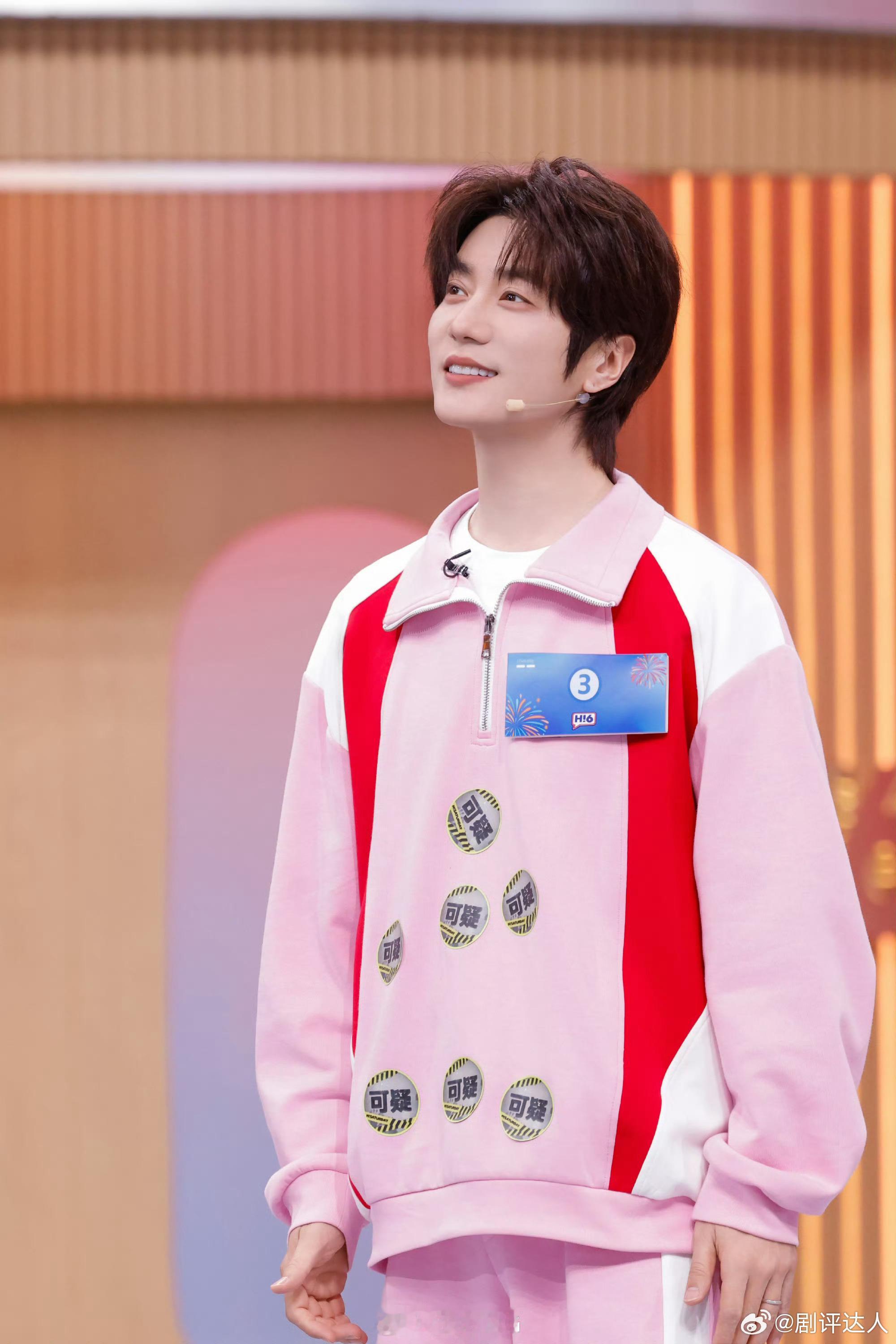 陆虎人到40染白毛 虎子染白毛后，每次上台都像自带高光，那独特的气质，谁看了不说