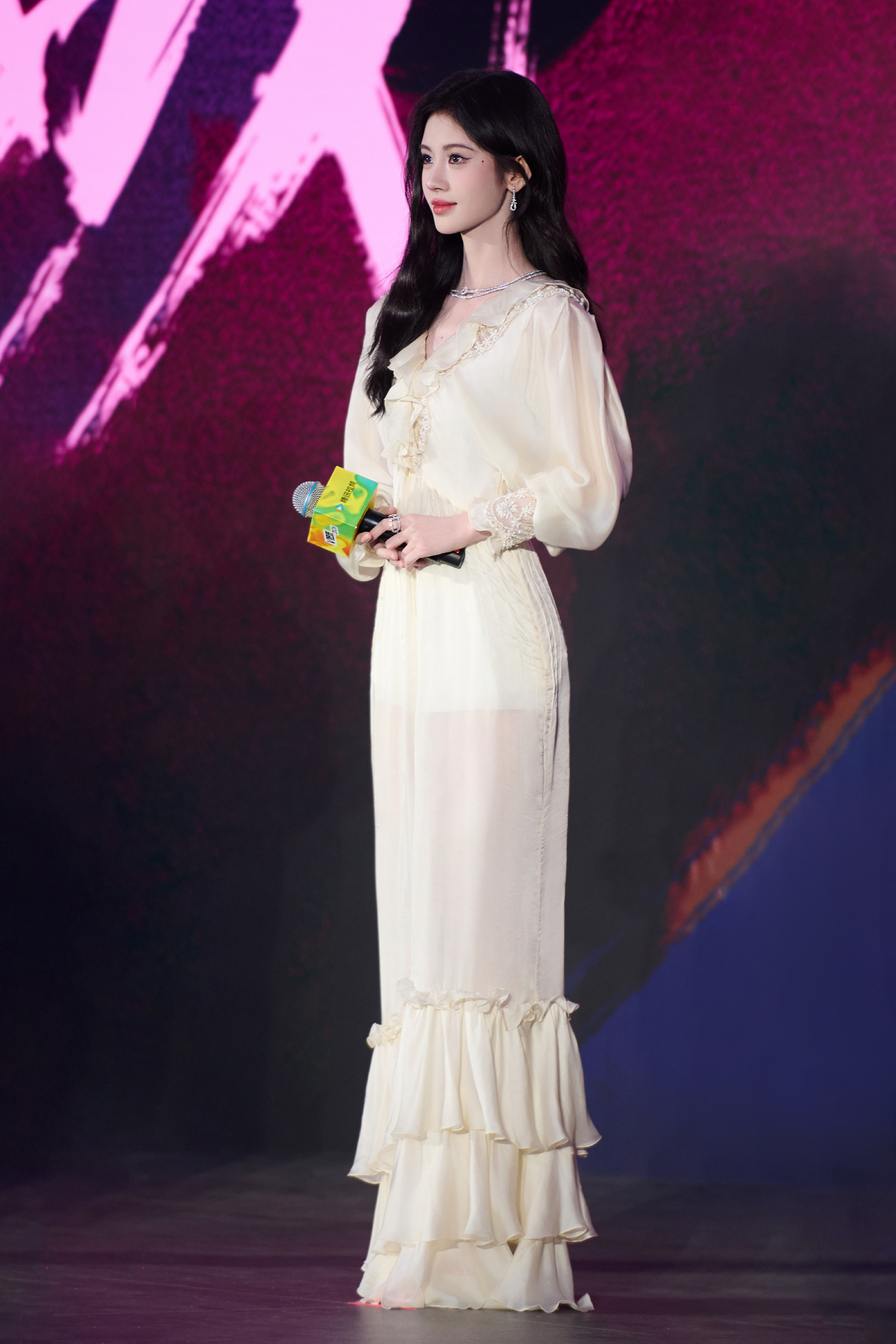 鞠婧祎鞠婧祎 jjy鞠婧祎露芜衣 “被诋毁过的玫瑰 却依然向往着世间”