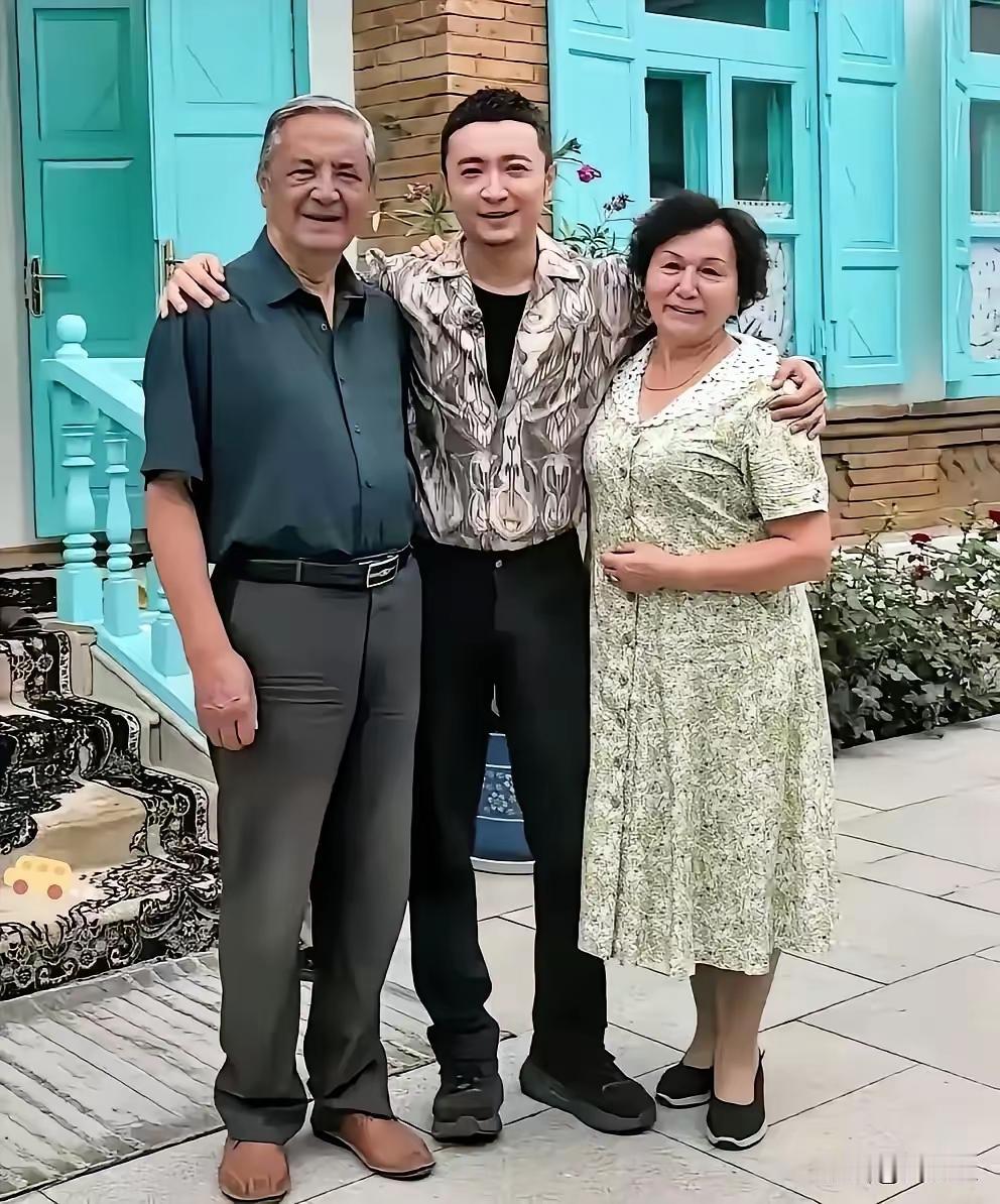 尼格买提在中国主持界算得上超级级金牌主持了
什么开门大吉，什么春晚，什么真人秀都