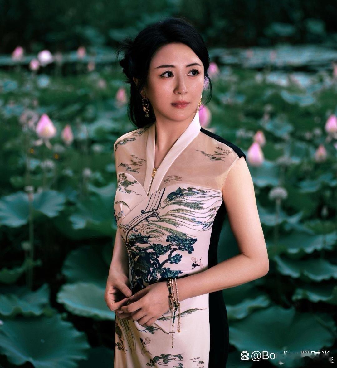 杨童舒漫步于荷塘边，清新脱俗，宛如画中人。 