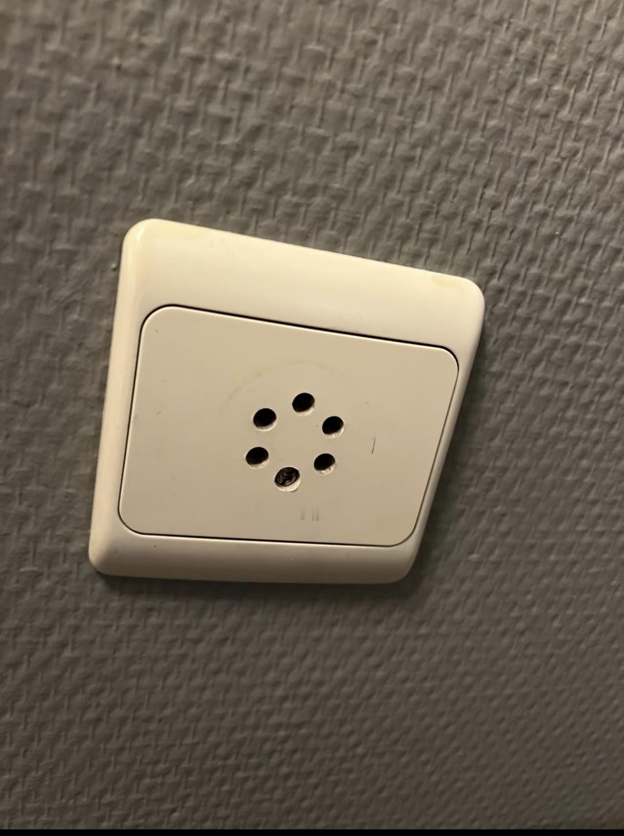 遍插茱萸少一孔，欧洲的插座令人费解，排列无序到像随便往墙上开了几枪。有几种组合，