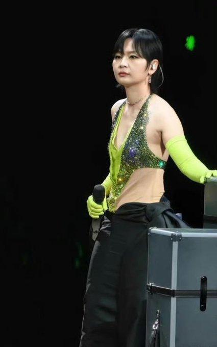 谁能想到周笔畅会尝试这样的舞台造型。
荧光绿亮片挂脖上衣，搭配同色系长手套，利落