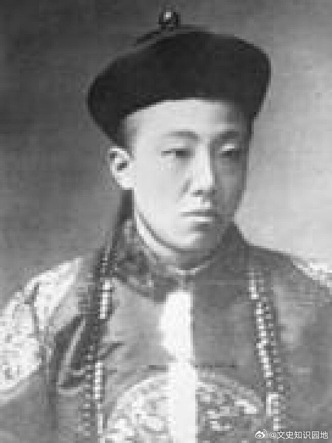 1950 年，周总理偶然获悉一位清朝王爷在摆地摊，马上将此事汇报给毛主席。毛主席