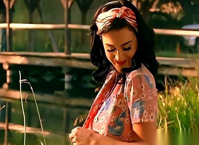 刚恢复单身就恋爱，这事儿搁普通人身上都得被街坊邻居唠叨半天。
可主角换成一个全球