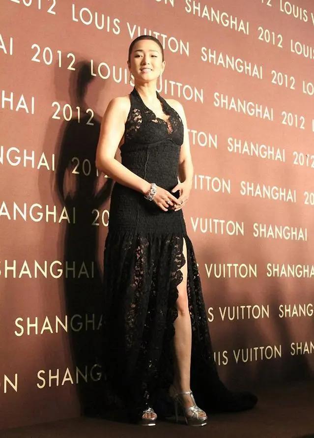 巩俐的身材比例是什么水平?巩俐的身材比例属于亚洲女星里少见的大骨架沙漏型体型她不