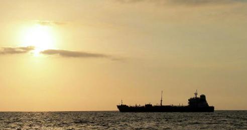 美国直接亮出狠招，彻底关掉俄罗斯、伊朗石油的制裁缓冲窗口，不给一点缓冲余地。
 