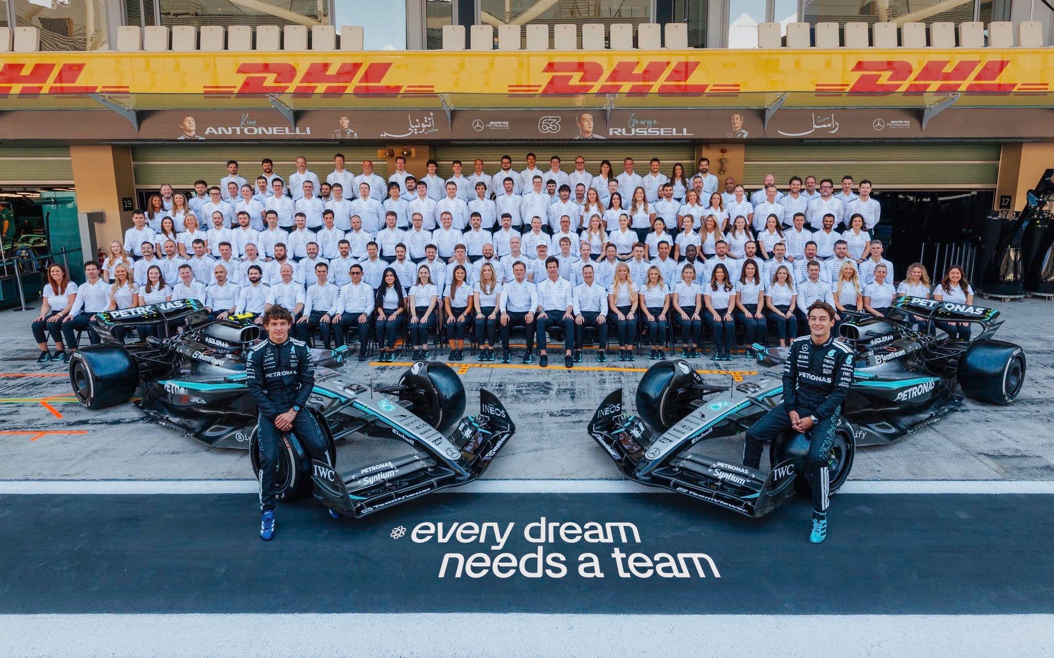 梅赛德斯车队2025赛季F1收官大合照 共有143人（包含4名车手）F1赛车20