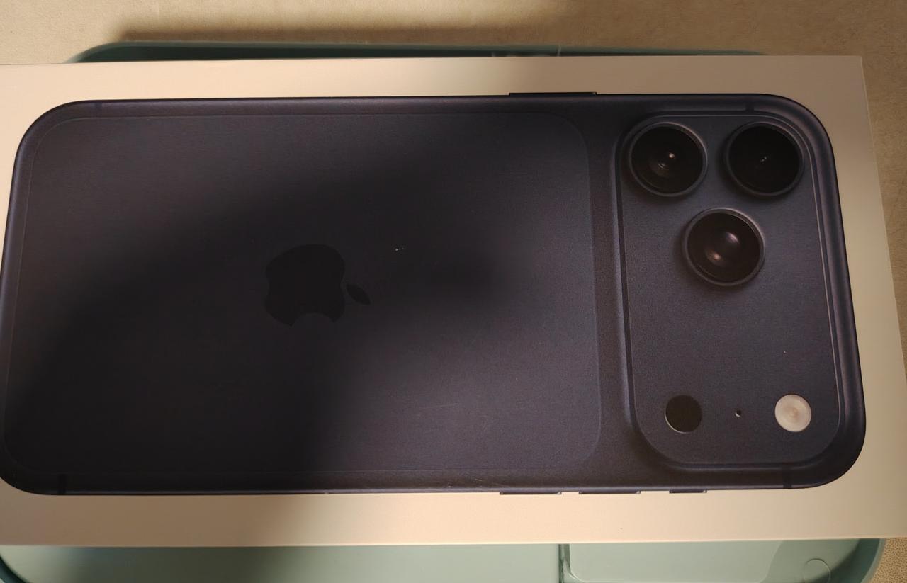 1月份的时候，表妹买了一个新的手机，是苹果17pro max。但是她告诉她爸妈，