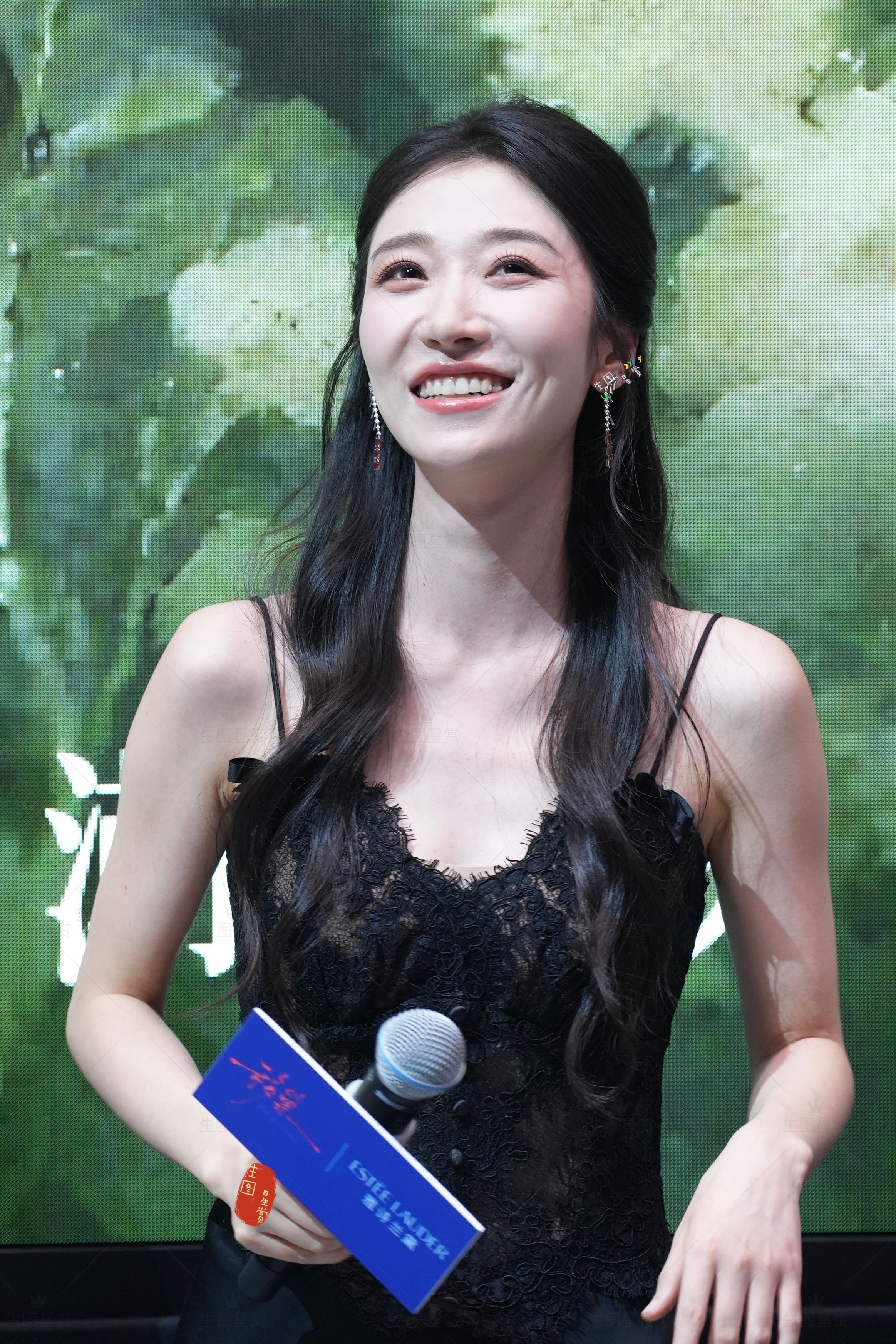 王格格今天美的亮晶晶✨移巢 粉丝看片会生图掉落 