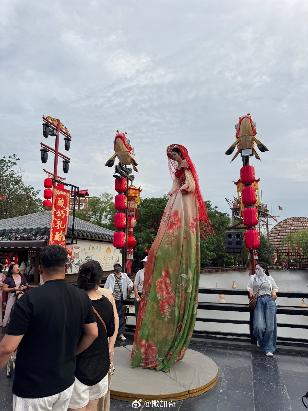 不是，谁推荐我清明上河园的。。。晒死我了。。。看了两个实景表演，光坐在那就晒够呛