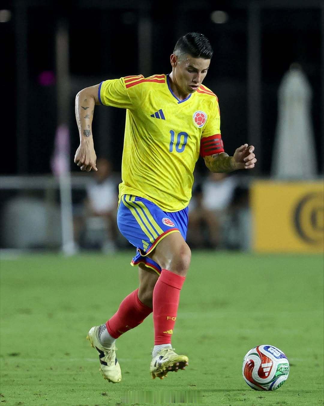 哥伦比亚和委内瑞拉上身全新主场球衣！  