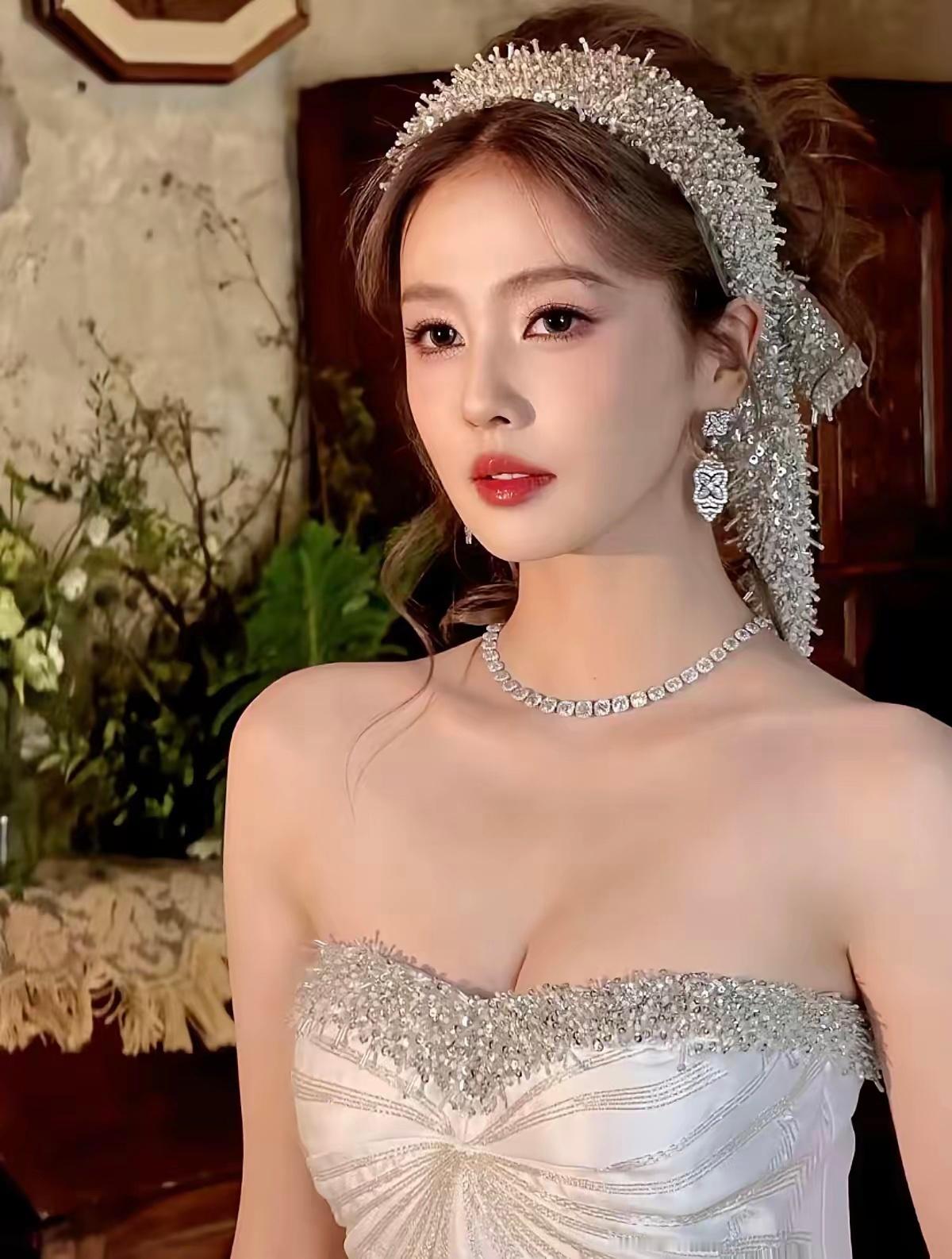 终于搞明白，白鹿为什么说话没分寸了，出于好奇，我查了一下顶流女星白鹿，不查不知道