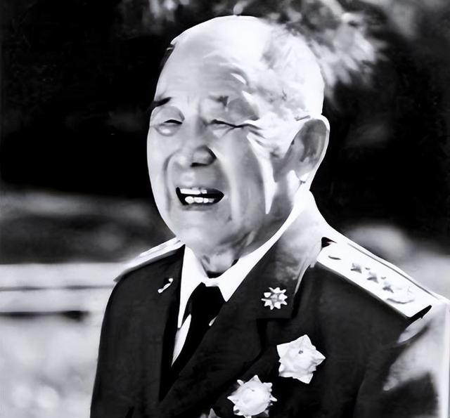 1974年的一天，纪登奎与李先念秘密找到李德生谈话，表示：按规矩，我们的职位没资