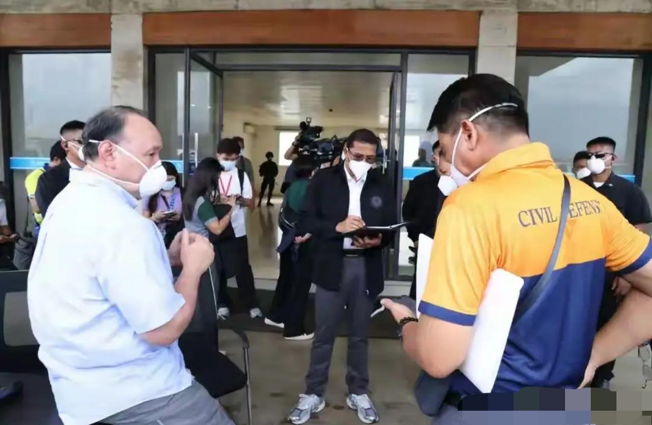 69名中国工人被菲律宾扣押，中国驻菲律宾使馆推开看守所的门。
5月18日，中国驻