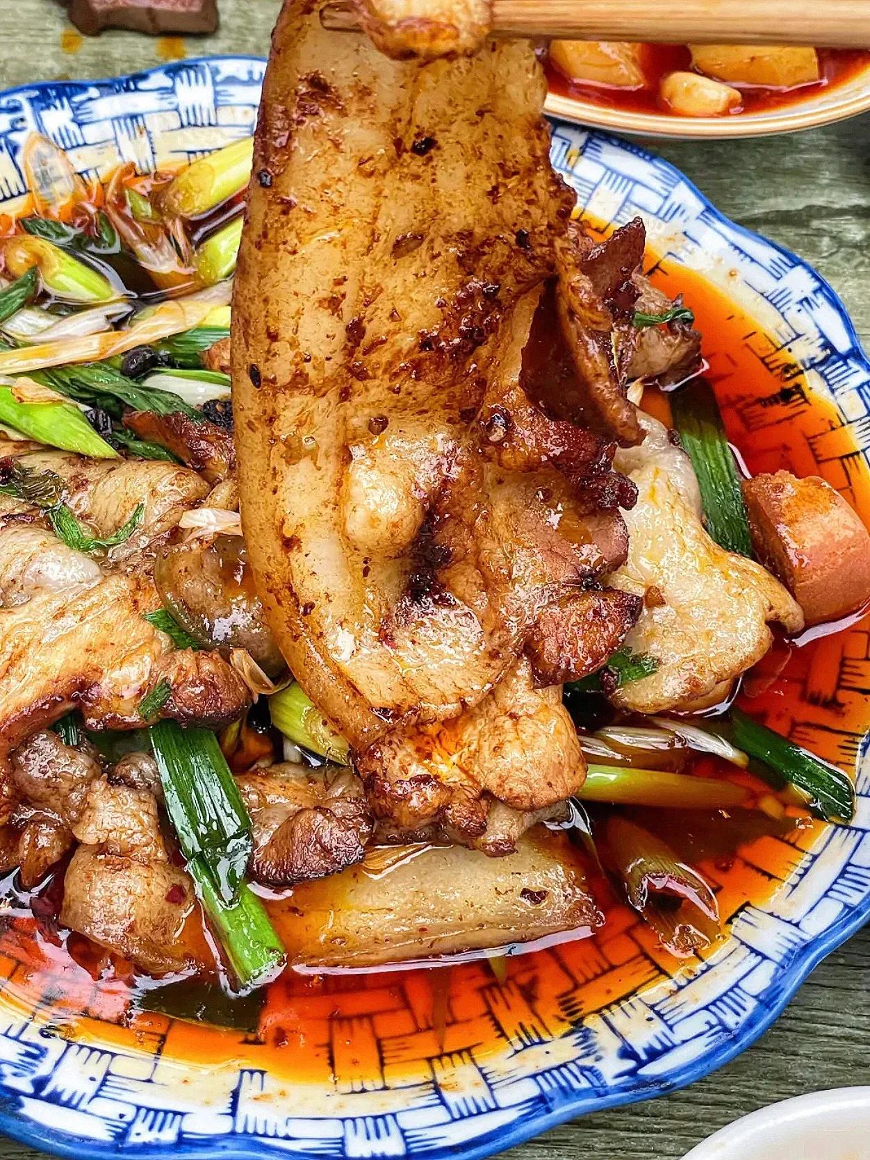 一家成都的烂馆子——广汉特色“连山回锅肉”。这家店可是广汉镇的代氏传人将这道著名