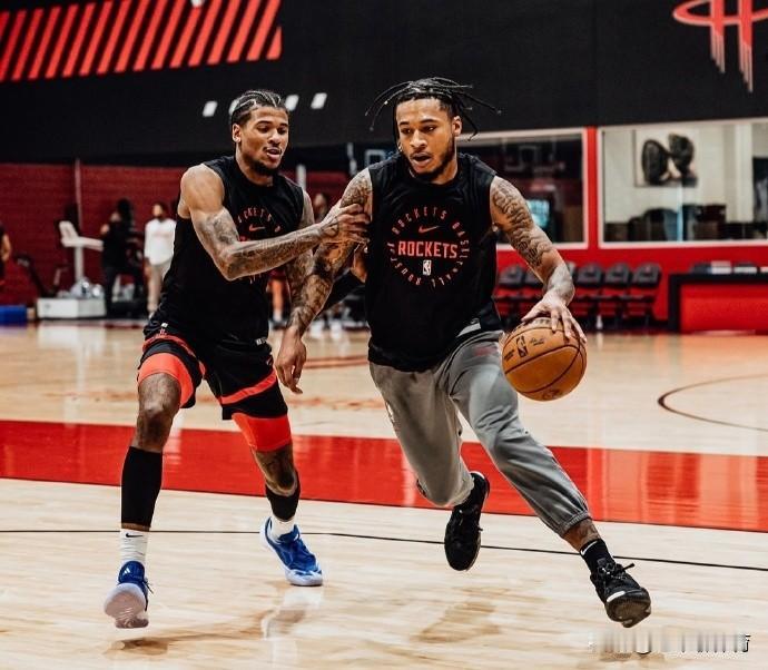 赛季报销！火箭队医有点牛！
上赛季火箭队这几年一共囤积了七个高位选秀，分别是申京